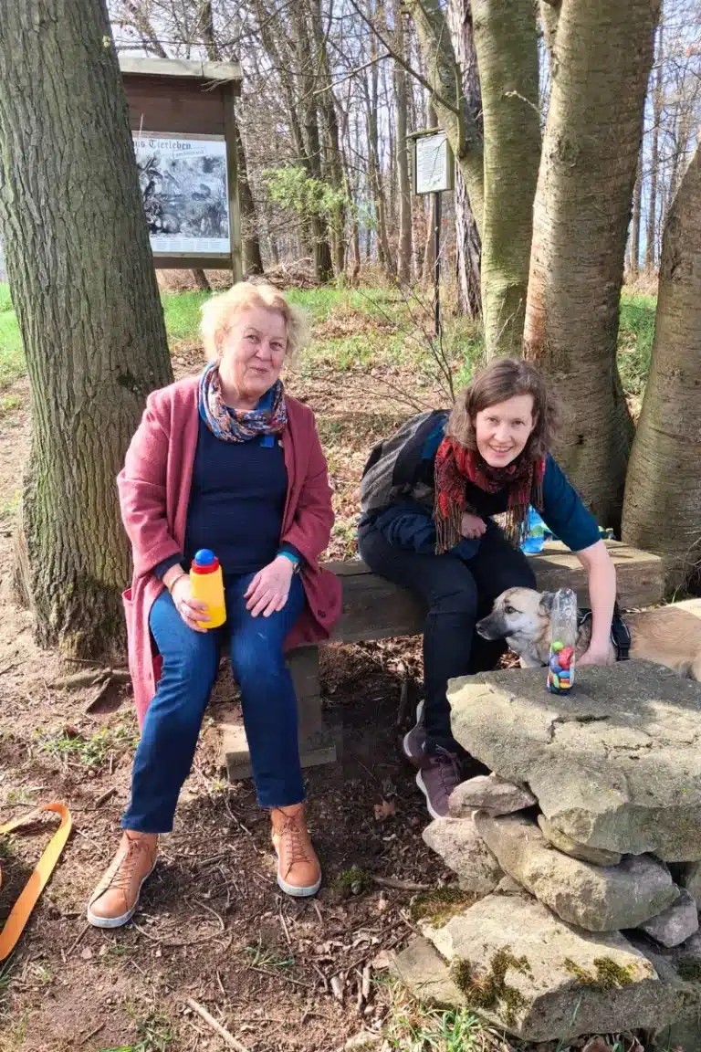 Christiane und Susanne Odefey auf dem Brehm-Rundwanderweg bei Renthendorf