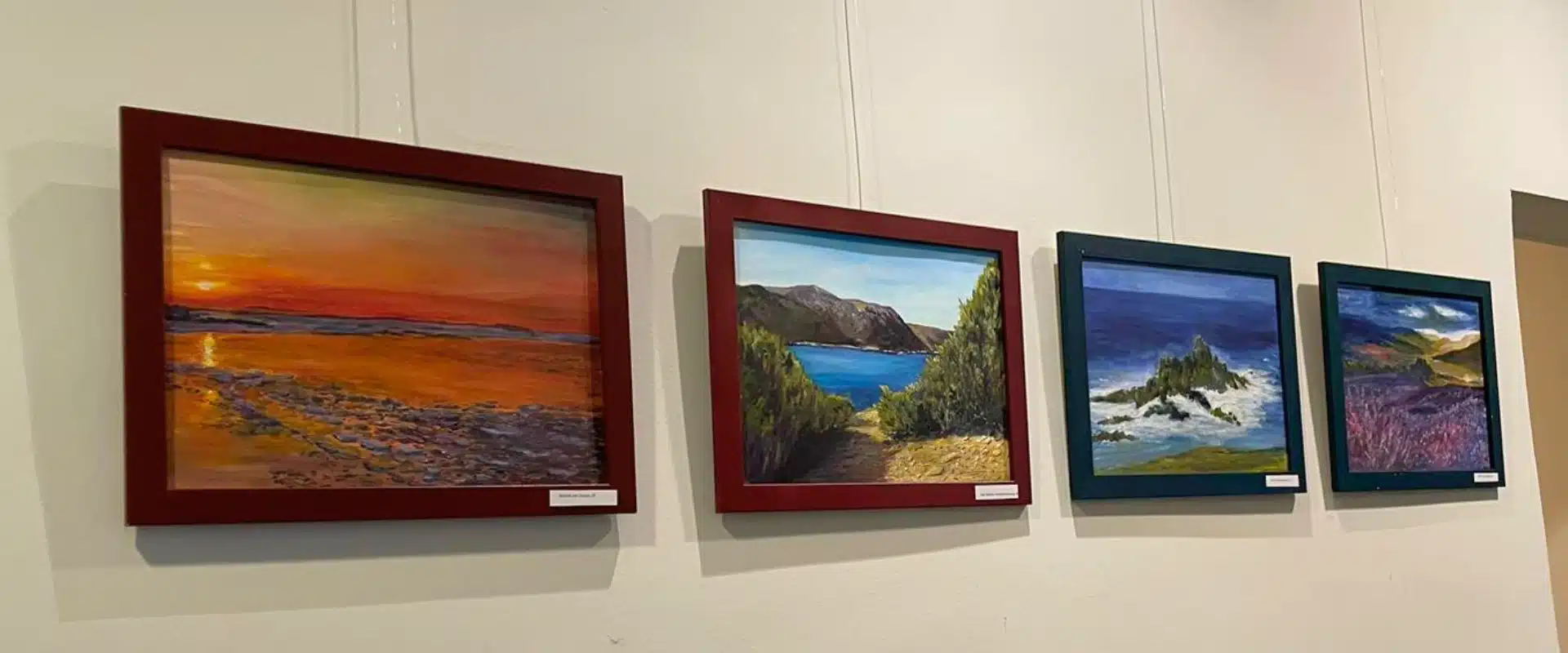 Gerahmte Ölbilder von Christiane Odefey in einer Ausstellung